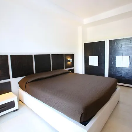 度假居 Minerva Mit Panoramapool By Interhome